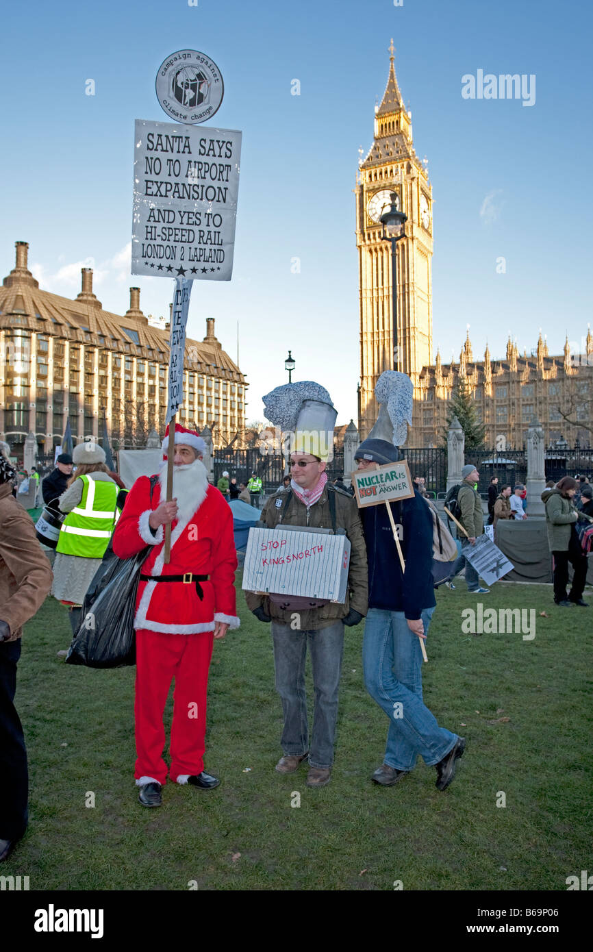 Santa sagt Nein zur globalen Erwärmung und Klimawandel außerhalb des Parlaments auf Klima ändern März London Dezember 2008 UK Stockfoto