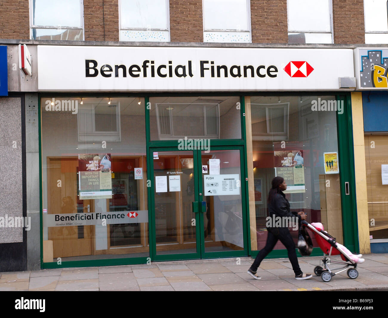 Potenzieller Kunde geht vorbei an vorteilhaft Finance Branch (HFC Bank Ltd.) Lewisham High Street London Stockfoto