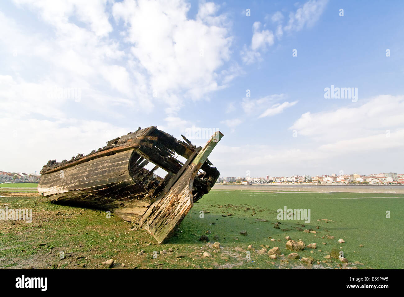 Alte traditionelle Tejo Segelboot verbrannt und zerstört in Seixal Bay (Portugal), in der Nähe von Ecomuseu Municipal (Marinemuseum). Stockfoto