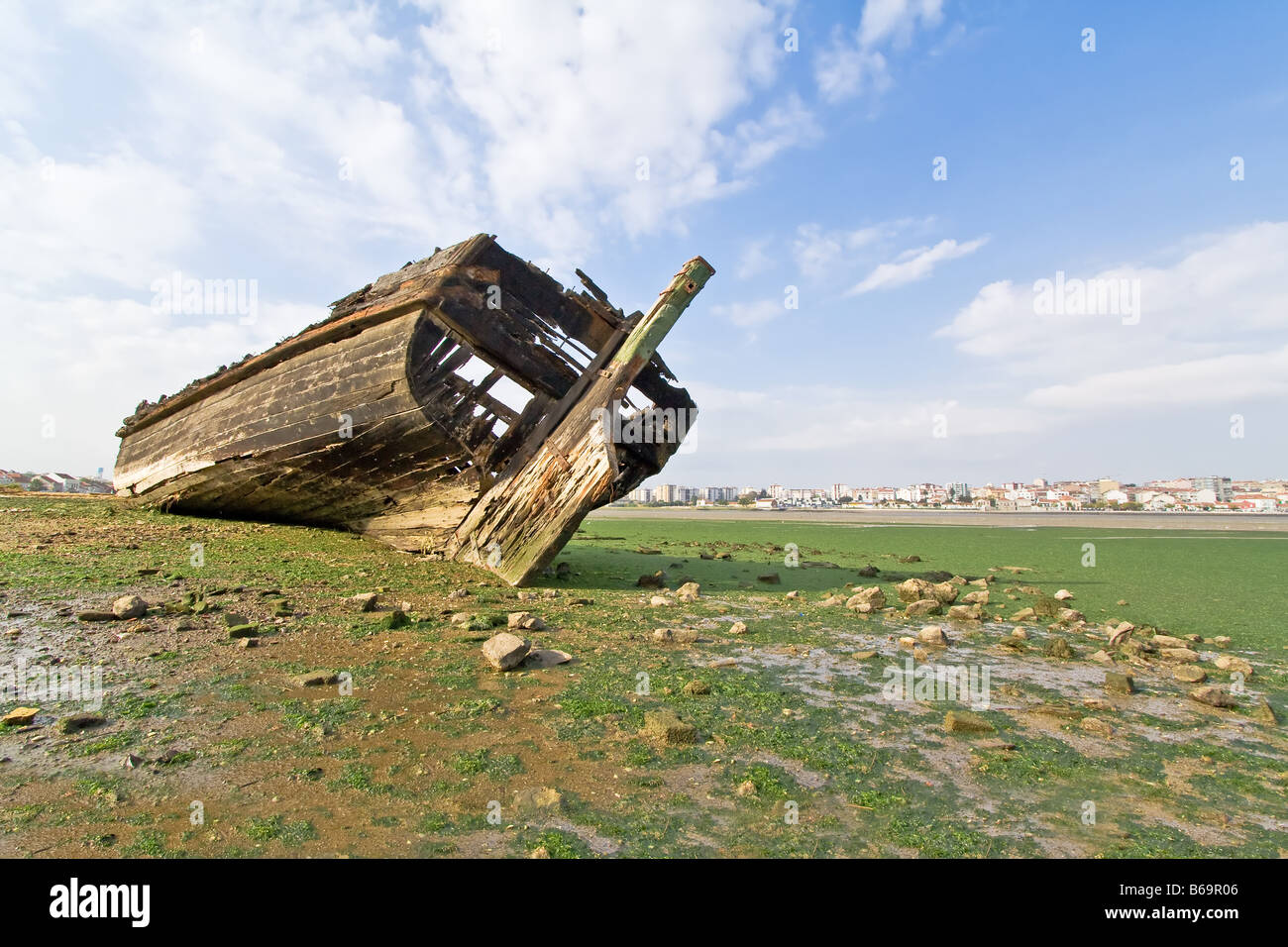 Alte traditionelle Tejo Segelboot verbrannt und zerstört in Seixal Bay (Portugal), in der Nähe von Ecomuseu Municipal (Marinemuseum). Stockfoto