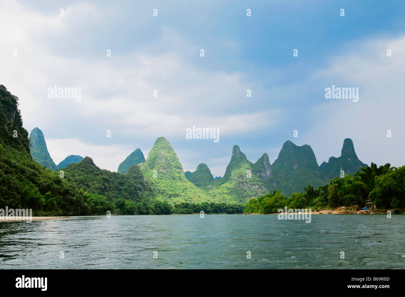 Hügeln entlang eines Flusses, Guilin Hügeln, XingPing, Yangshuo, Provinz Guangxi, China Stockfoto