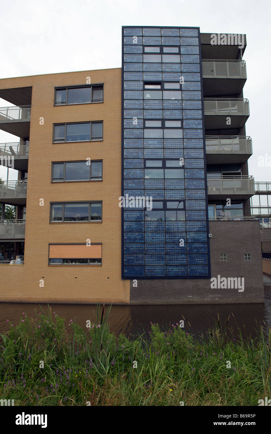 Shell Solar-Panels ausgestattet Apartments auf der weltweit größten solar angetriebene Wohnsiedlung, Nieuwland, Amersfoort, Niederlande. Stockfoto