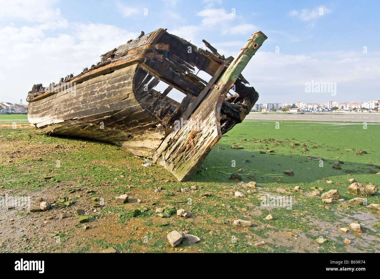 Alte traditionelle Tejo Segelboot verbrannt und zerstört in Seixal Bay (Portugal), in der Nähe von Ecomuseu Municipal (Marinemuseum). Stockfoto