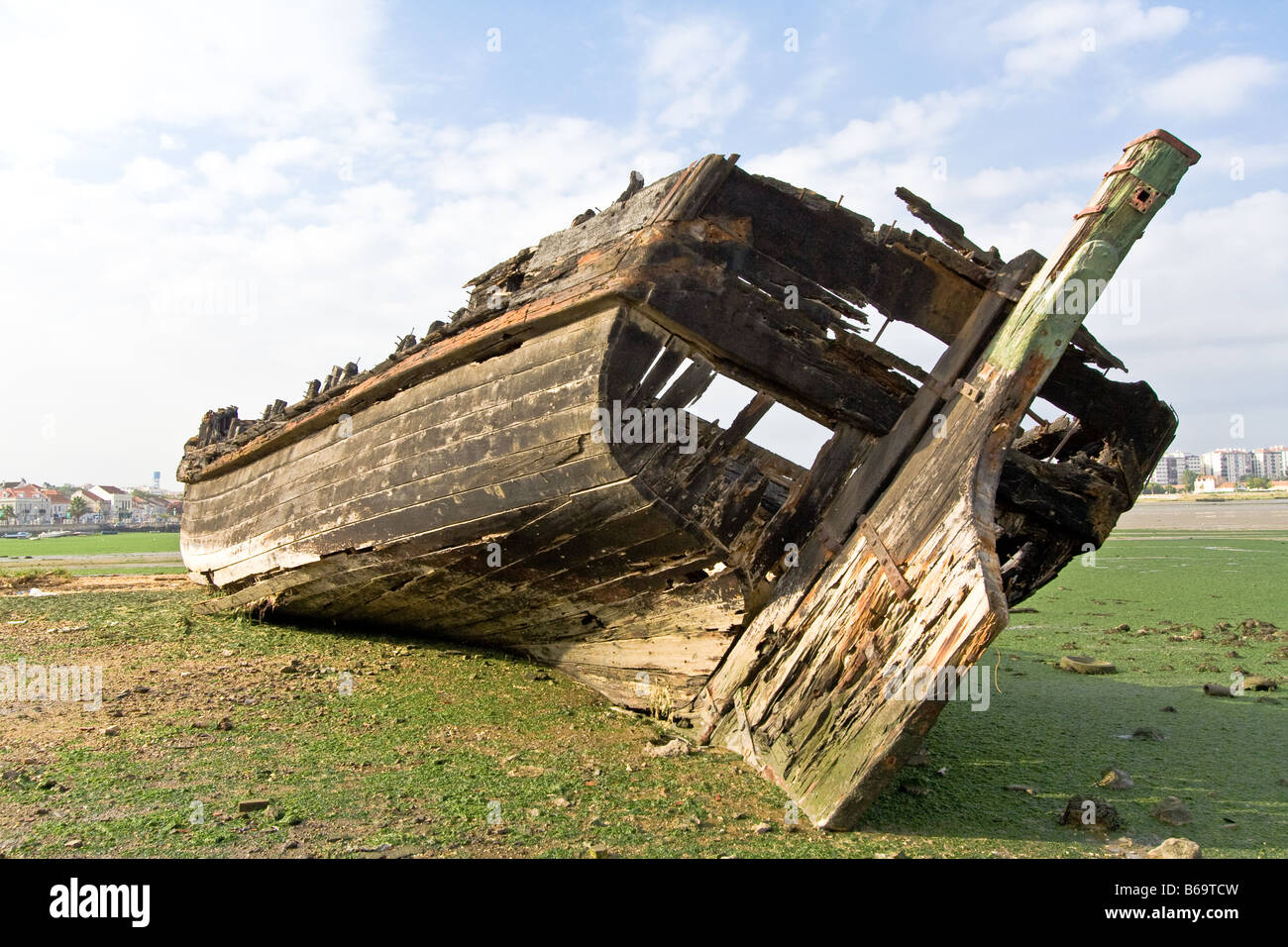 Alte traditionelle Tejo Segelboot verbrannt und zerstört in Seixal Bay (Portugal), in der Nähe von Ecomuseu Municipal (Marinemuseum). Stockfoto