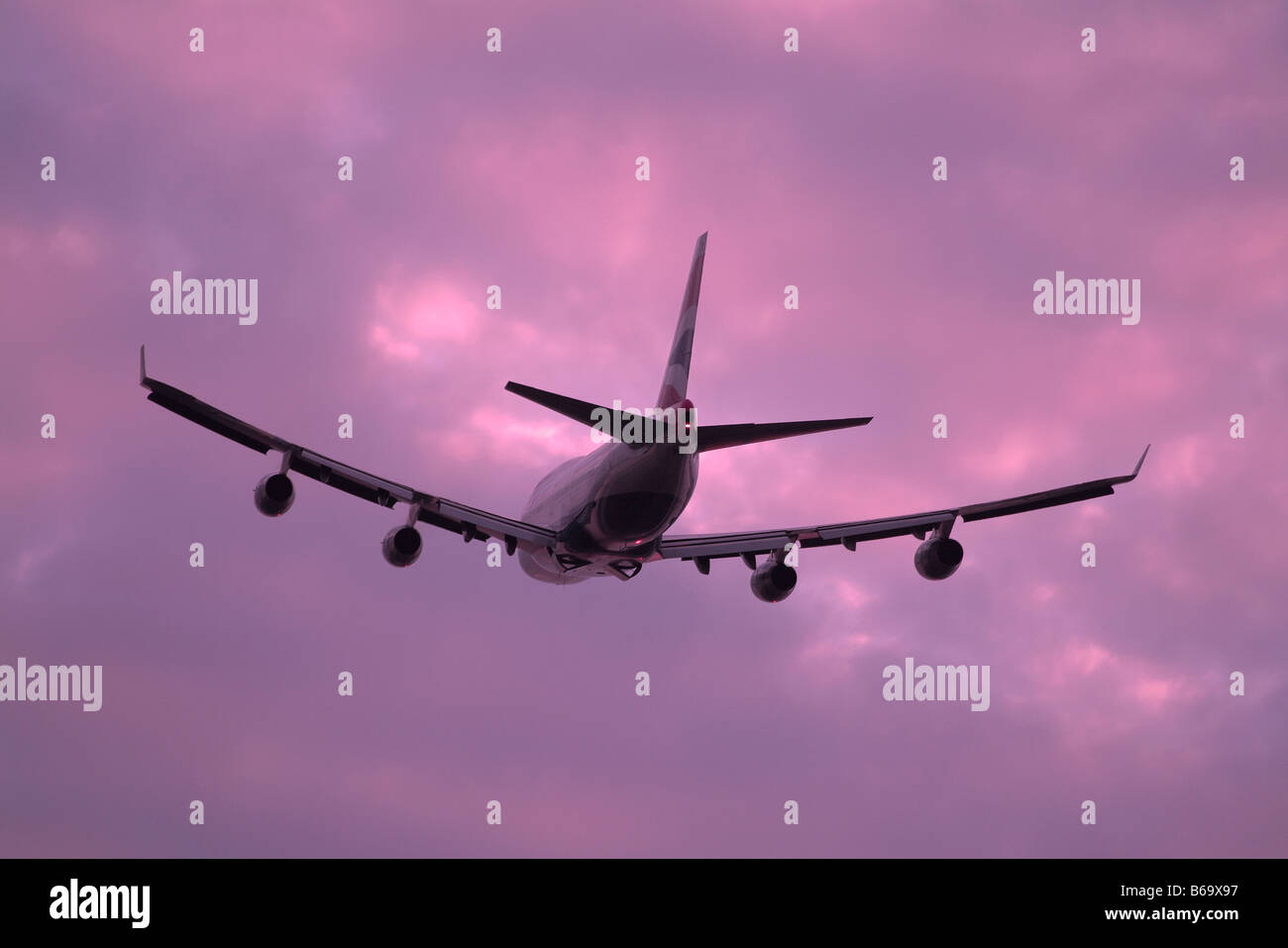 Boeing 747 Jumbo Jet ausziehen bei Sonnenuntergang Stockfoto