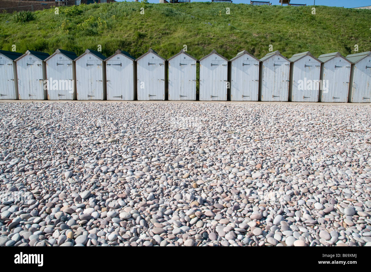 Weißen Strandhütten auf einem Devon Strand, England, UK Stockfoto