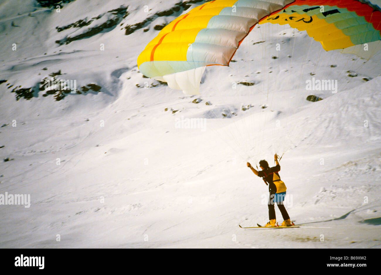 Paragliding auf Skiern Stockfoto