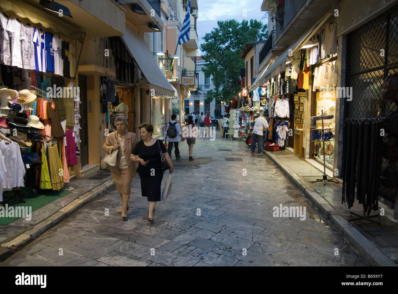 Ältere Damen zu Fuß durch die touristische Einkaufsviertel der Plaka in der Dämmerung, Athen, Griechenland Stockfoto