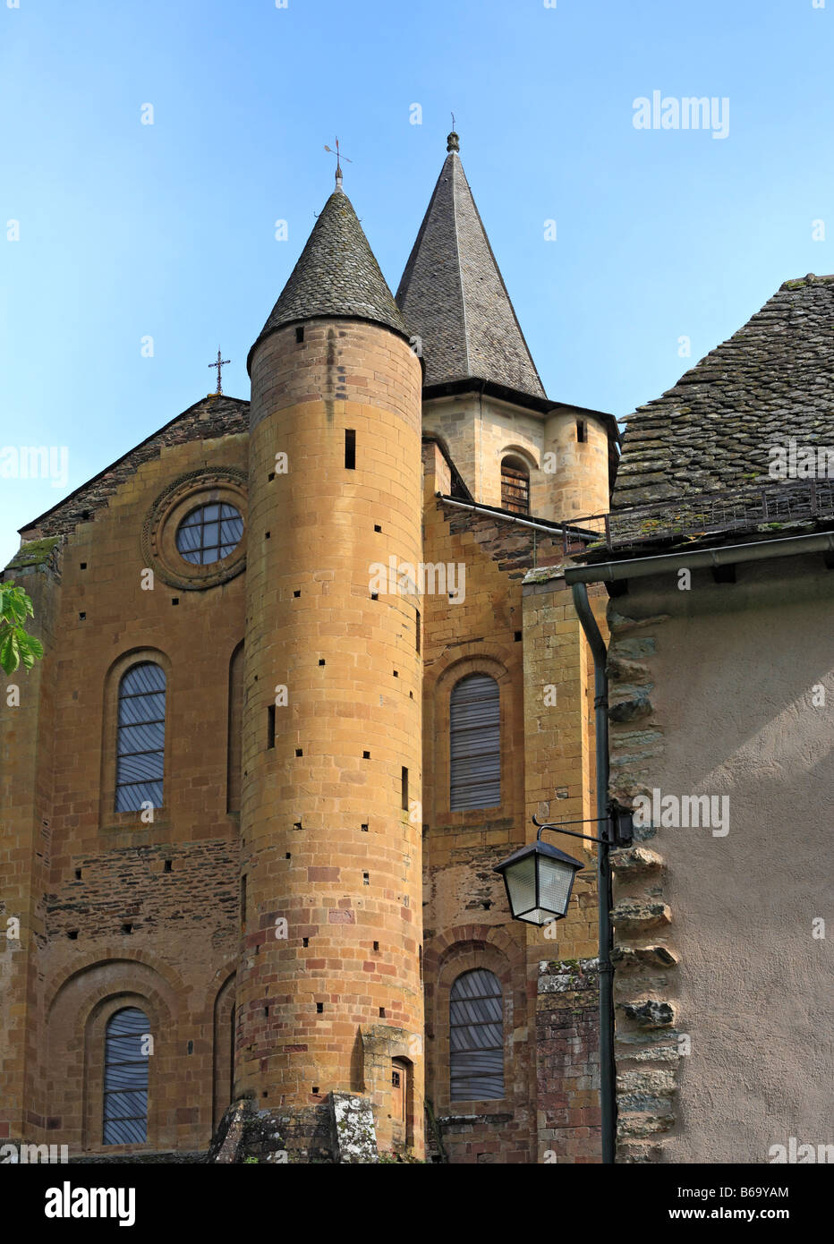 Architektur der Kirche, Abtei Sainte Foy romanische Kirche (1124), Conques, Frankreich Stockfoto