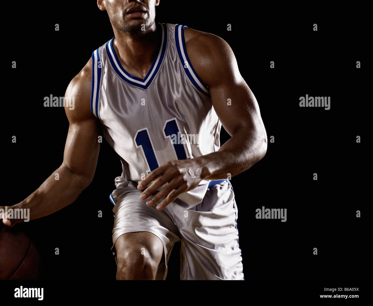 Gemischte Rassen Basketballspieler Basketball Prellen Stockfoto