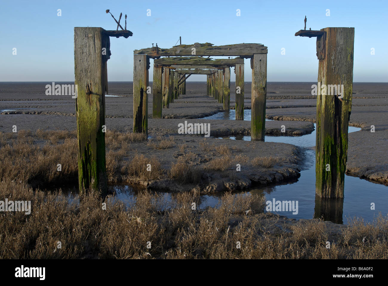 Alte Holzbauten auf Snettisham Beach, Norfolk, Großbritannien Stockfoto