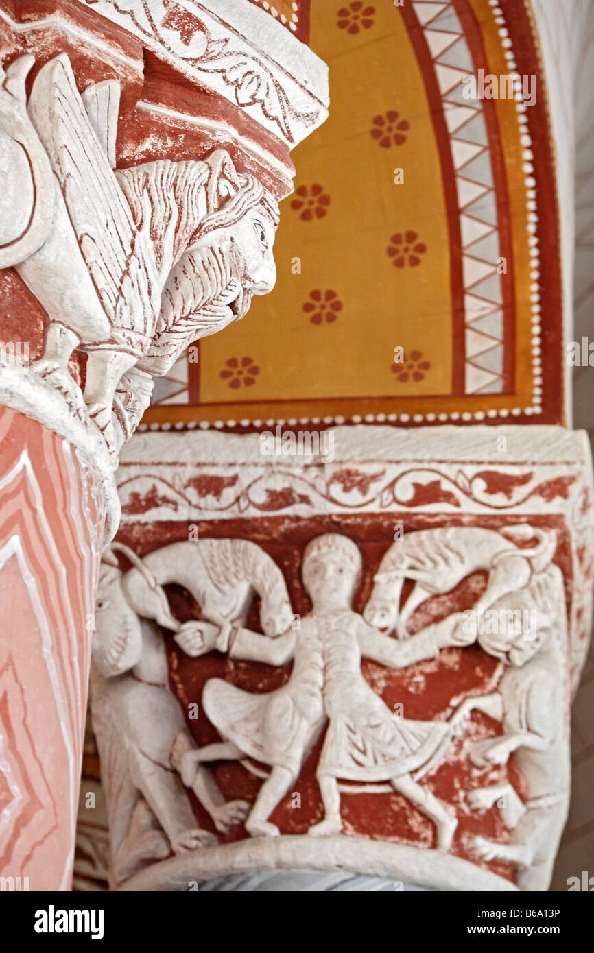 Romanische Skulptur auf Spalte Kapitalien, Kirche von Saint-Pierre (11.-12. Jh.), Chauvigny, Poitou, Frankreich Stockfoto