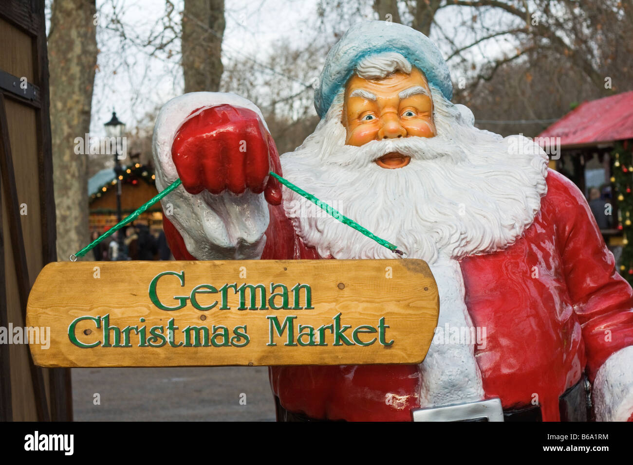 Weihnachtsmann Figur halten deutsche Weihnachtsmarkt melden bei Winterwunderland Hyde Park, London, England, UK Stockfoto