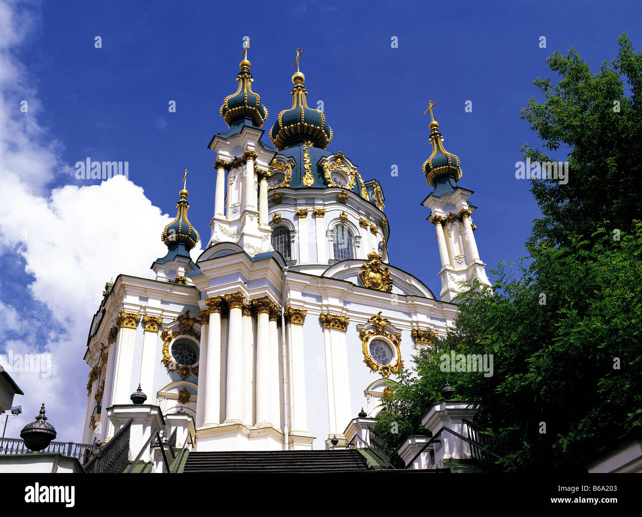 Kuppeln der St. Andreaskirche in Kiew, Ukraine Stockfoto