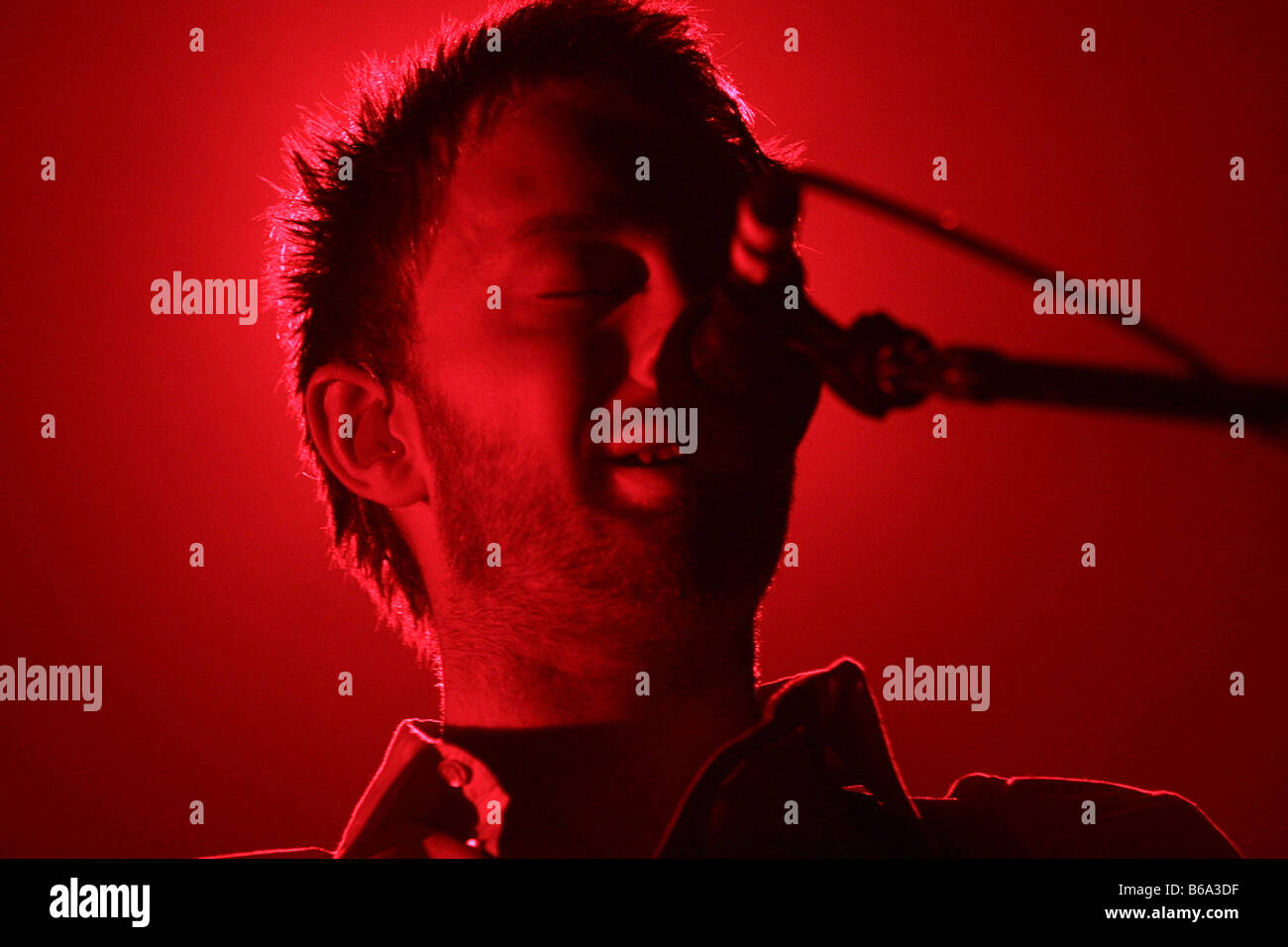 Radiohead-Sänger Thom Yorke im Konzert mit der Band in der Odyssey Arena Stockfoto