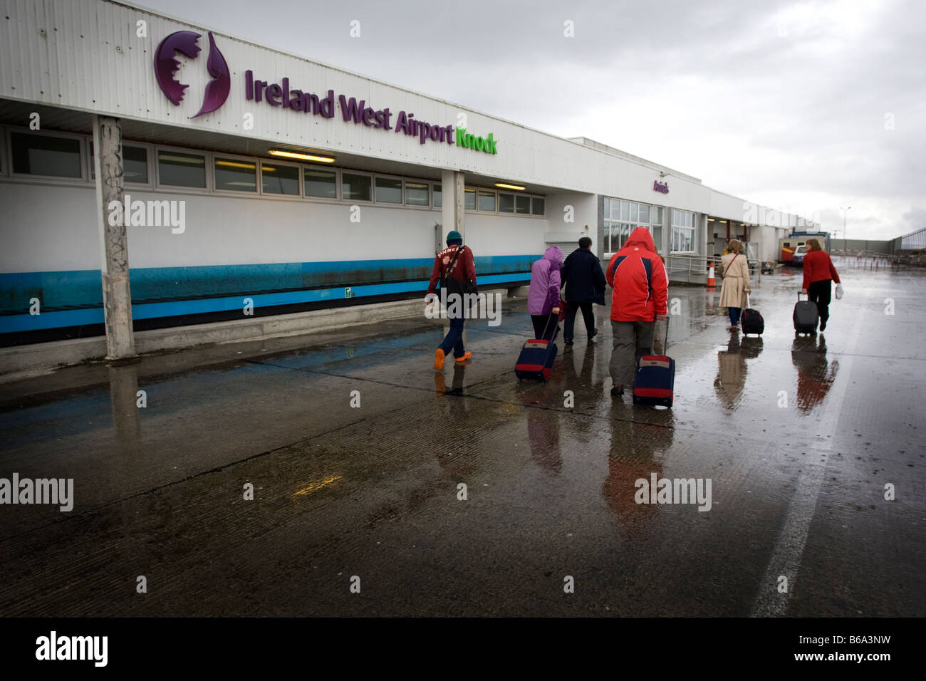 Nassen Touristen Kopf für den Haupteingang am Flughafen Knock, West Irland Stockfoto