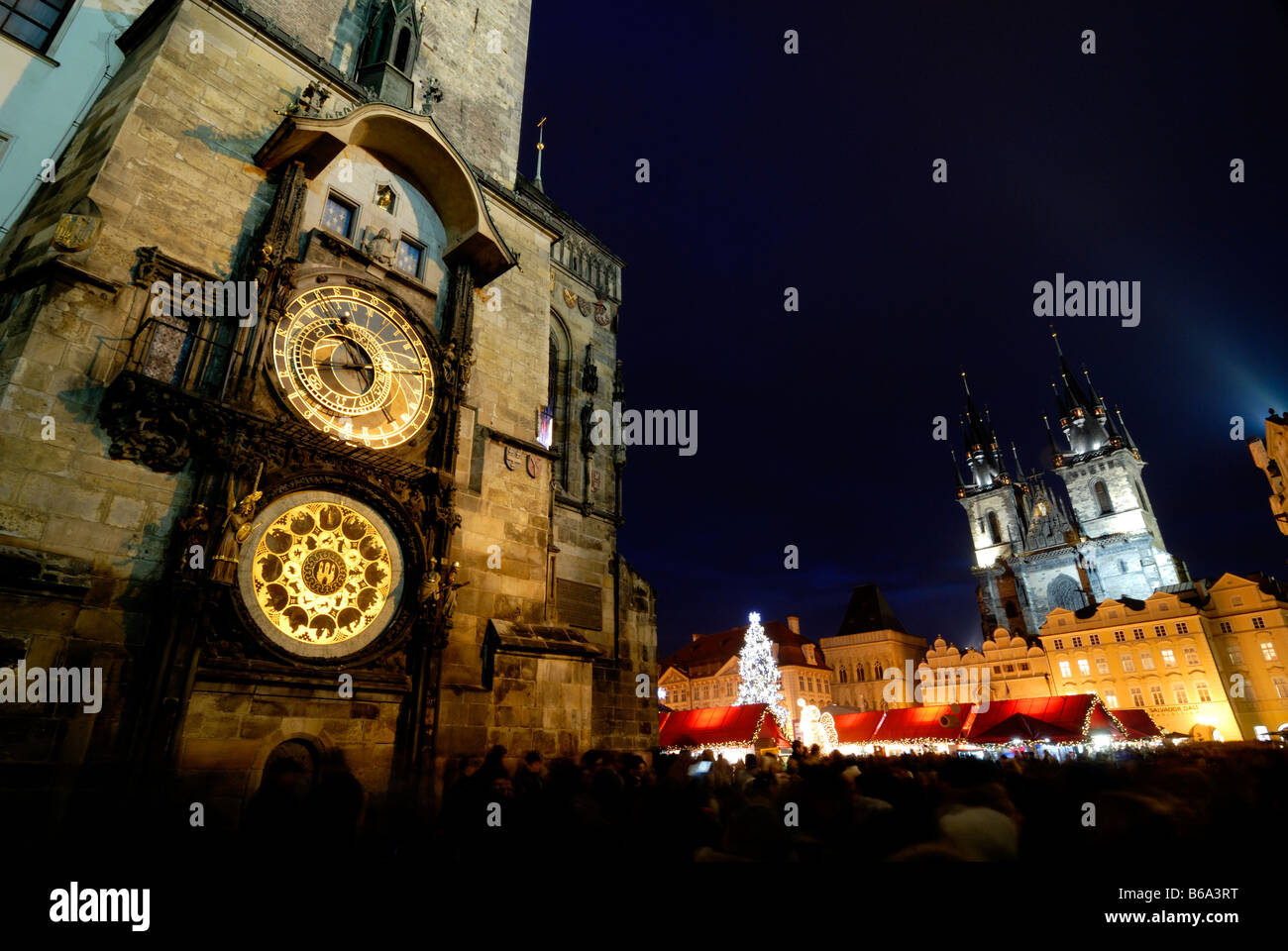 Astronomische Uhr Orloj Altstädter Rathaus nachts Old Town Square UNESCO Prag Tschechische Republik Weihnachtsmarkt Stockfoto