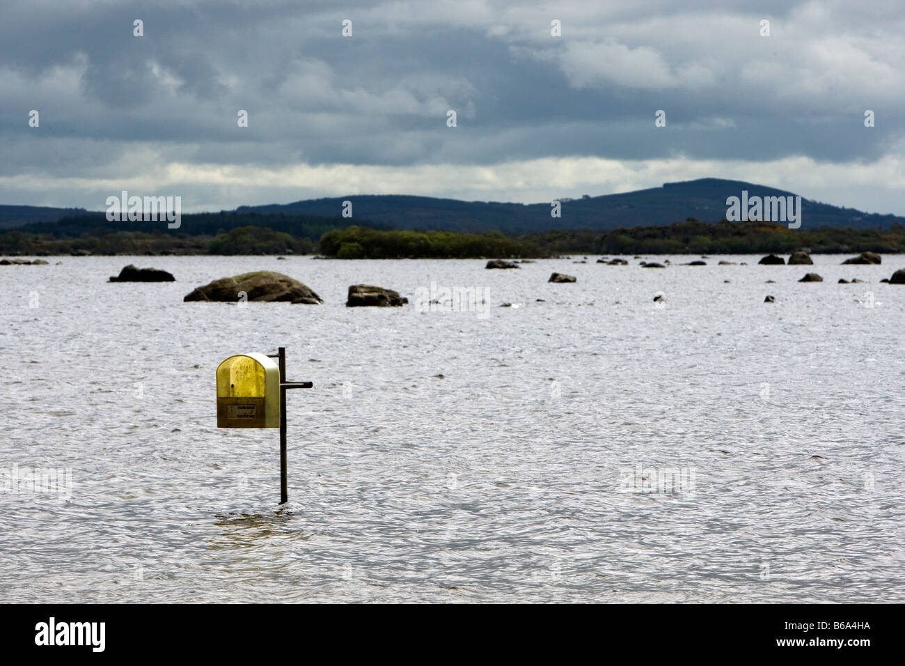 Lebensrettende Hilfe in einem Lough im Westen Irlands mit Bergen im Hintergrund Stockfoto