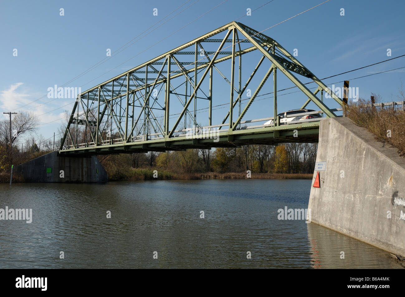 Einspurige Brücke über den historischen Erie-Kanal in Makedonien, New York USA. Stockfoto