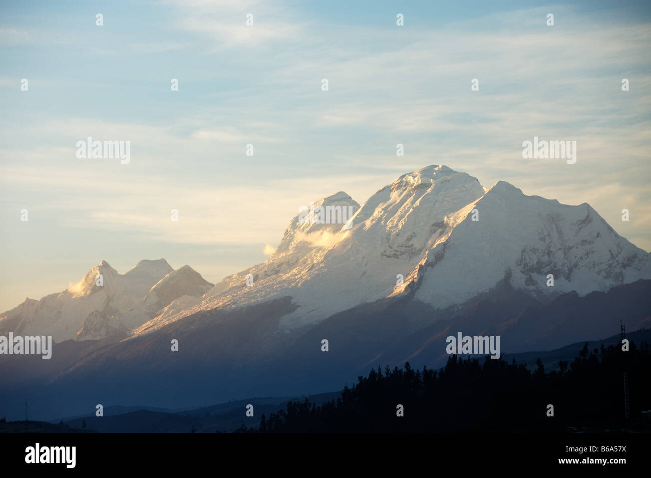 Huascaran 6768 m von Huaraz höchsten Berg von Peru Cordillera Blanca Anden Ancash Provinz Peru Südamerika gesehen Stockfoto