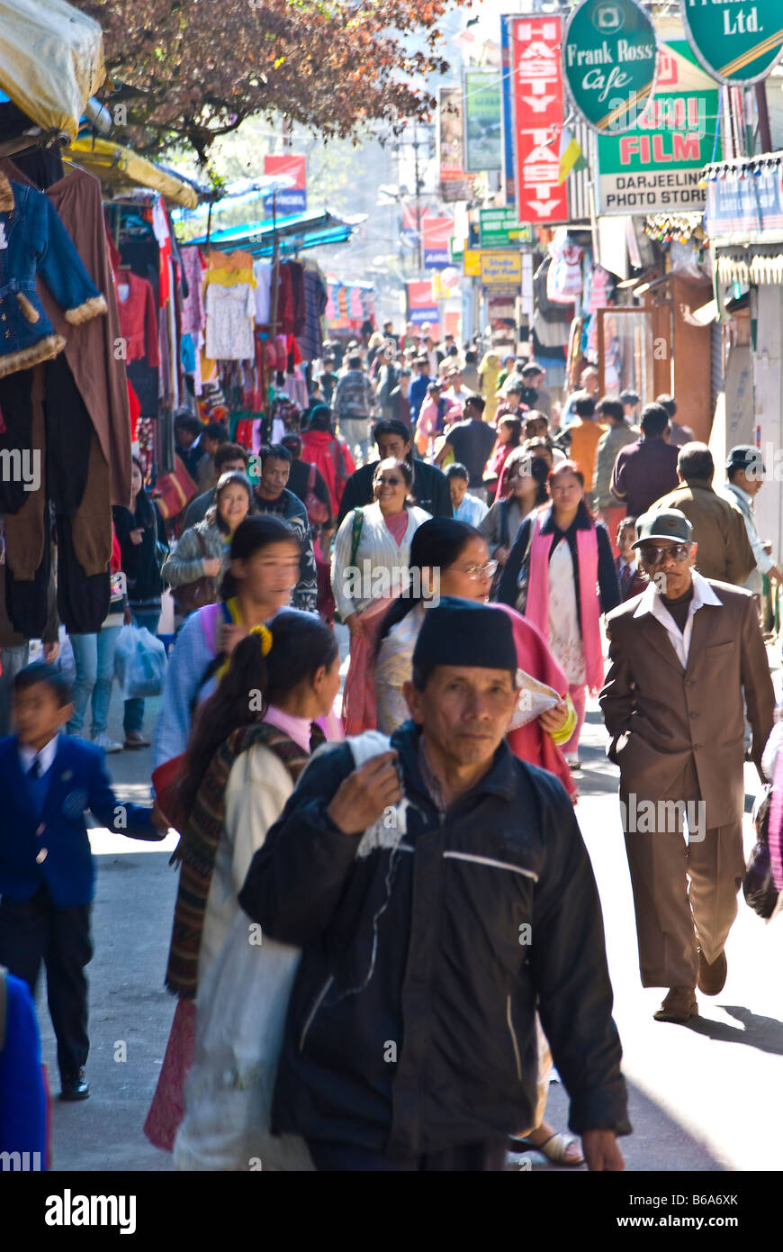 Eine belebte Straße in Darjeeling, Westbengalen, Indien Stockfoto