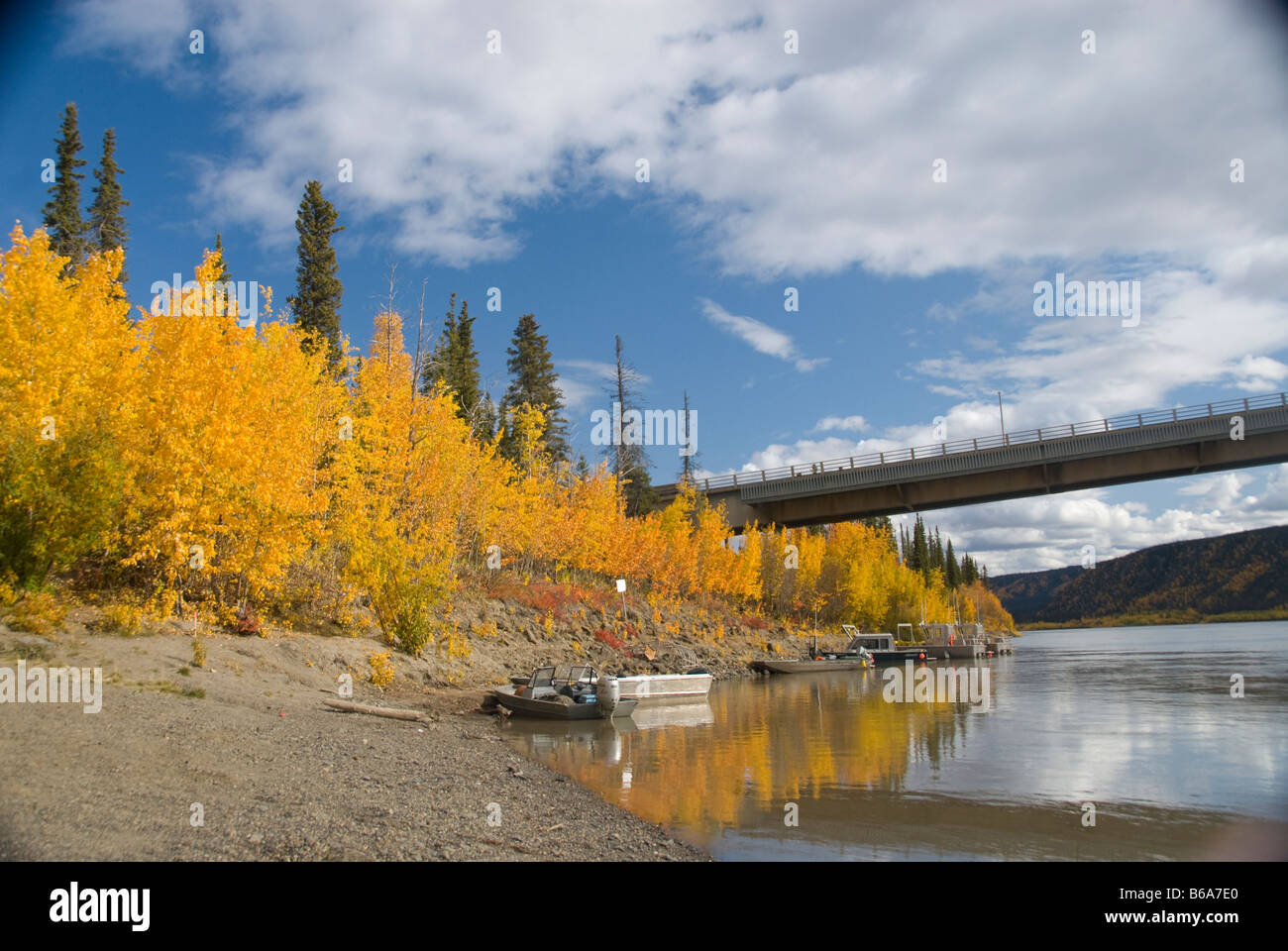 Yukon River bei Mile Post 56 auf dem Dalton Highway (Haul Road), Alaska Stockfoto