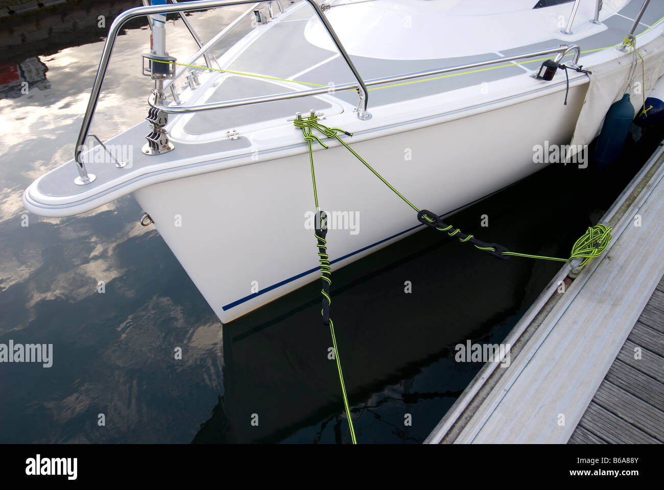 Bug eines Bootes vertäut neben einem Jachthafen mit Linien versehen mit Kautschuk Snubber Stockfoto