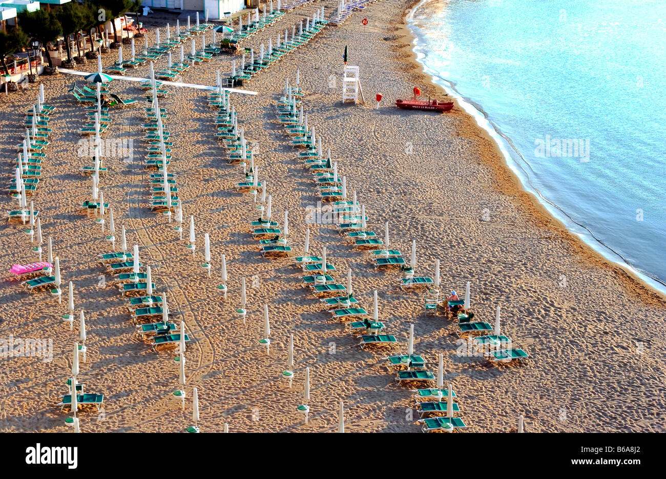 Adria Strand bei Sonnenuntergang unter befestigten alten Stadt von Termoli, Provinz Campobasso, Region Molise, SE Italien Stockfoto
