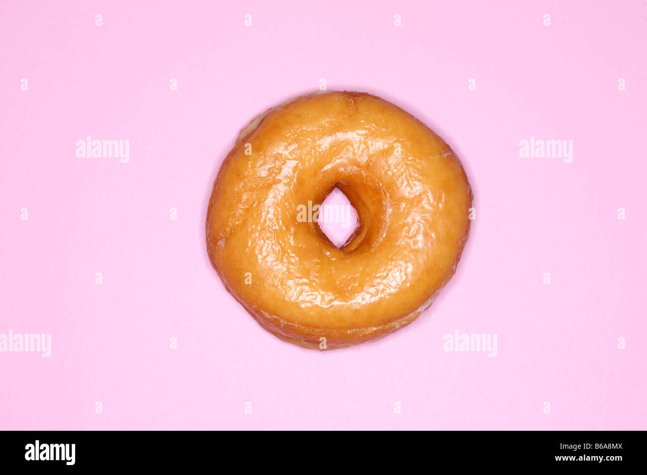 Glasierten Donut auf rosa Hintergrund Stockfoto