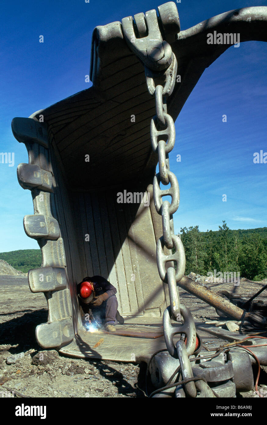 SCHWEIßER, DIE REPARATUR DES SCHAUFEL EIMERS MIT EINEM SEILBAGGER, OFFENE GRUBE BERGWERK FÜR (SCHWER) ANTHRAZITKOHLE, SCHUYLKILL COUNTY, PENNSYLVANIA, USA Stockfoto