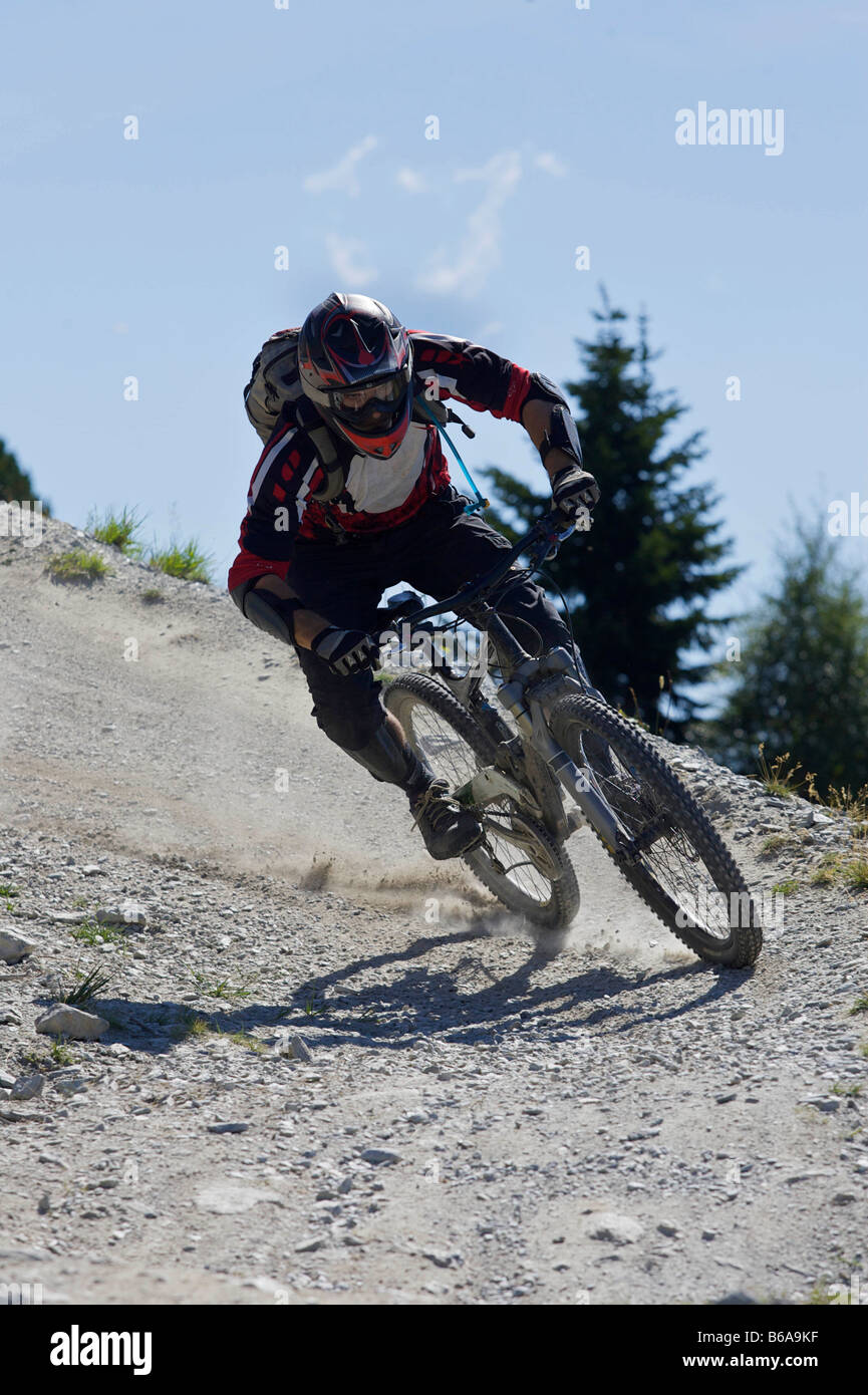 Downhill Mountainbiker schnell reiten Stockfoto