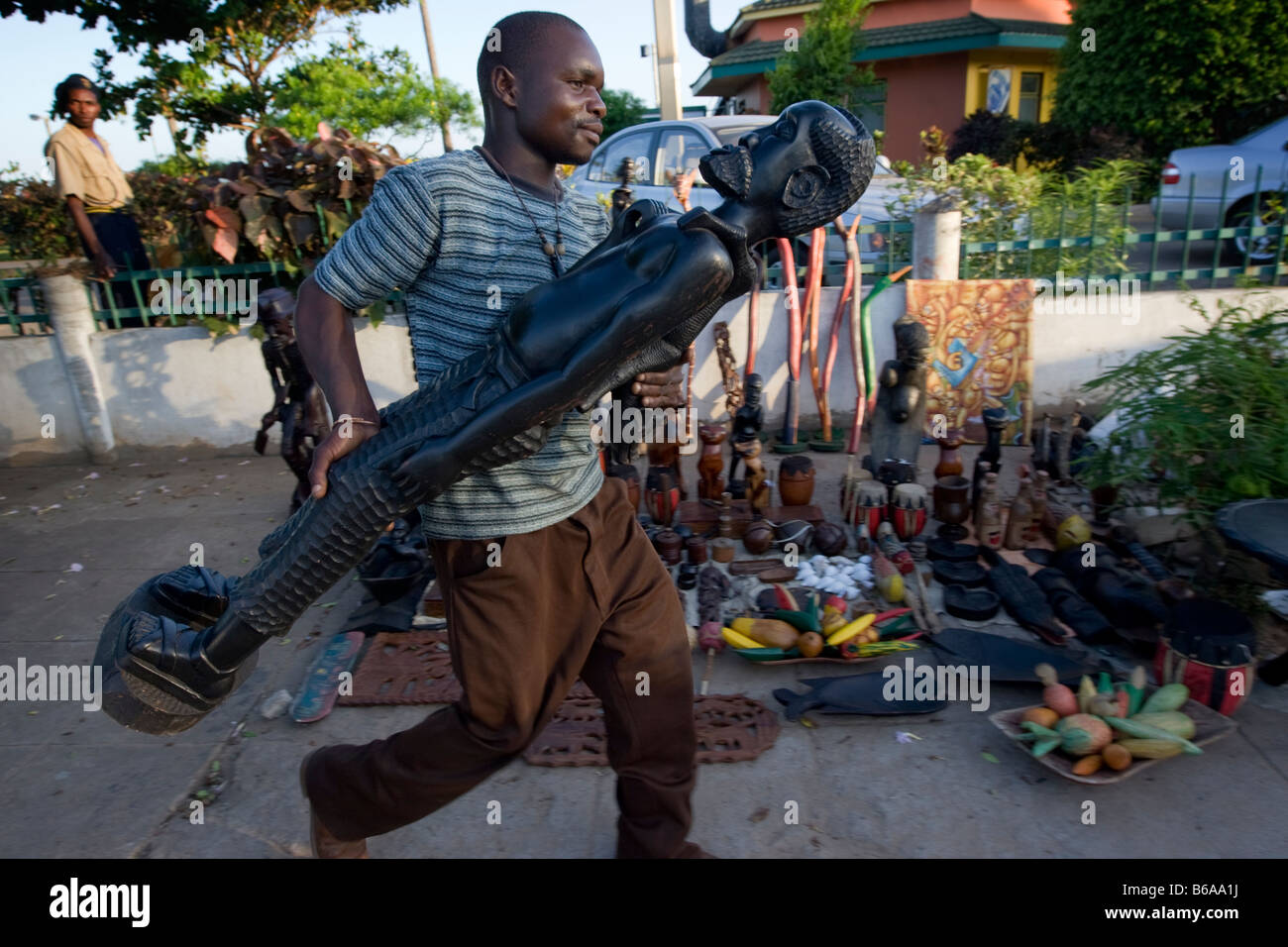 Afrika Mosambik Maputo Straßenhändler Lasten bis Holzschnitzereien in Straßenmarkt am Strand bei Sonnenuntergang Stockfoto