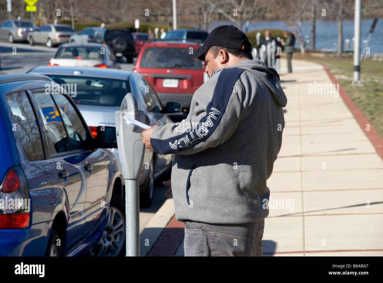 Mann, die Parkuhr in Upper Marlboro Maryland betrachten Stockfoto