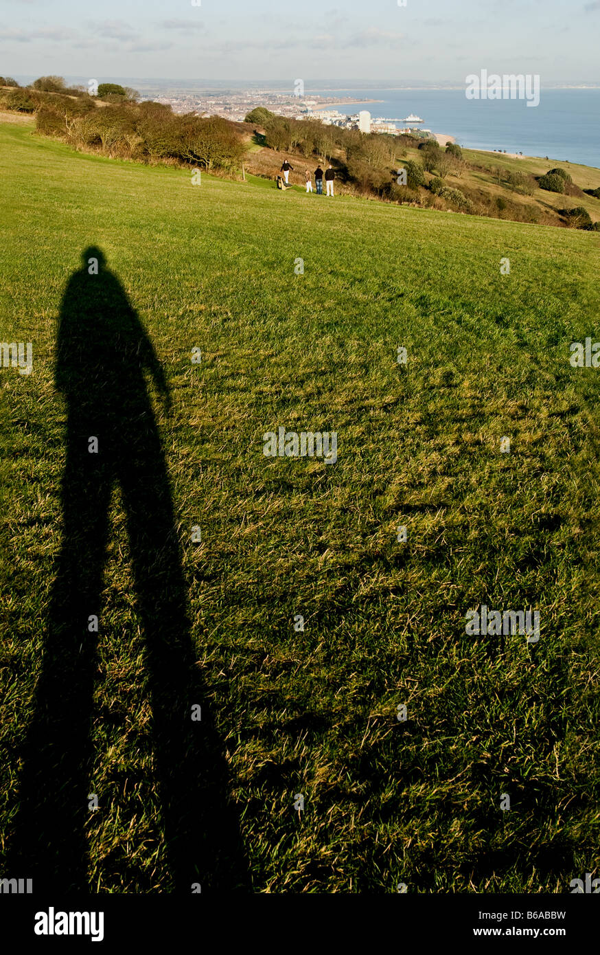 Schatten einer Figur mit Blick auf Eastbourne in East Sussex. Stockfoto