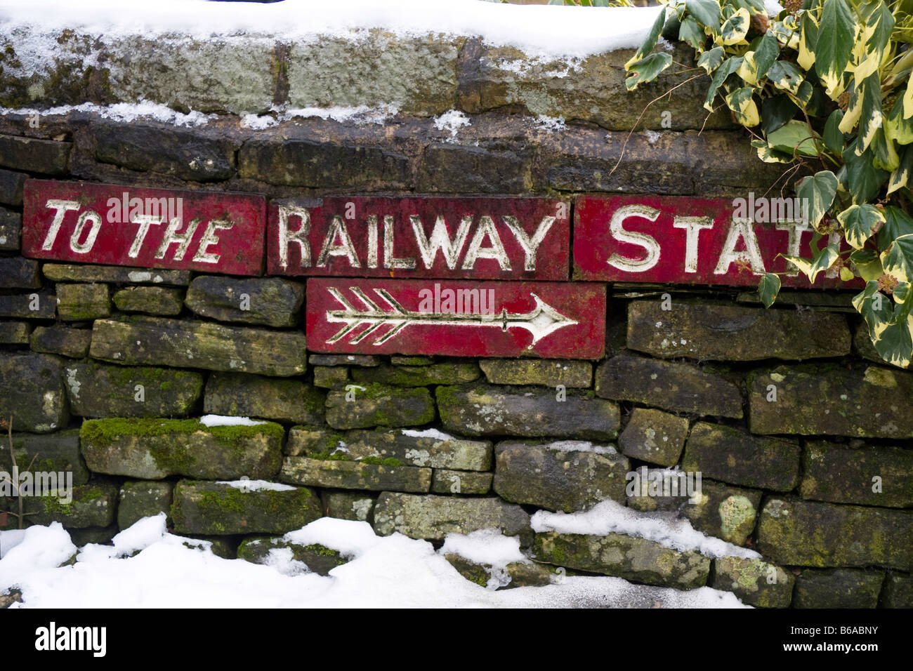 "Zum Bahnhof" unterzeichnen, Haworth, Yorkshire, Großbritannien Stockfoto