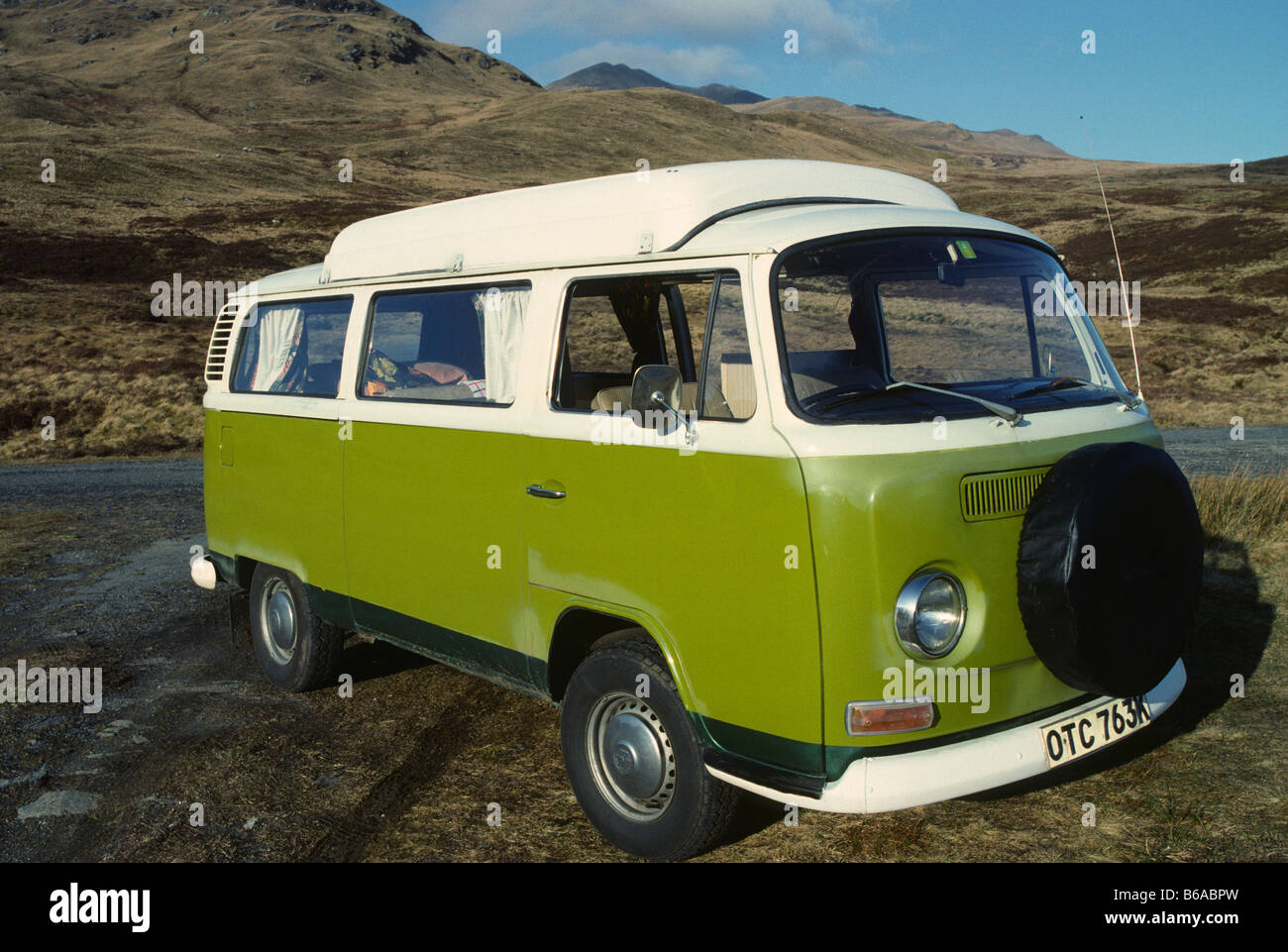 Einen grünen VW Typ 2 Campingwagen.  Briten registriert, Rechtslenker mit Hubdach Seite Stockfoto