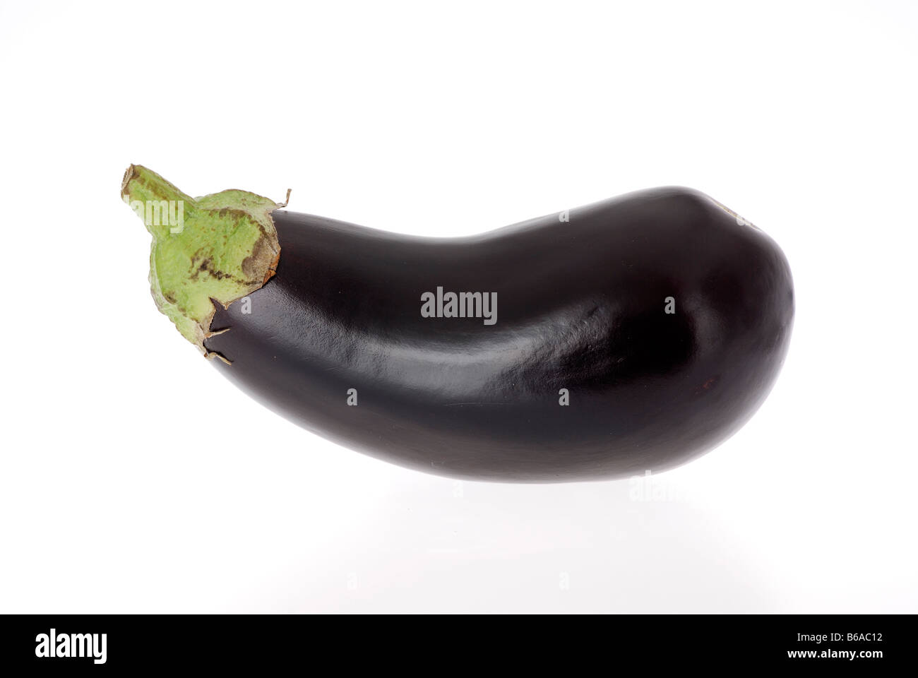AUBERGINEN AUBERGINE AUF WEIßEM HINTERGRUND Stockfoto
