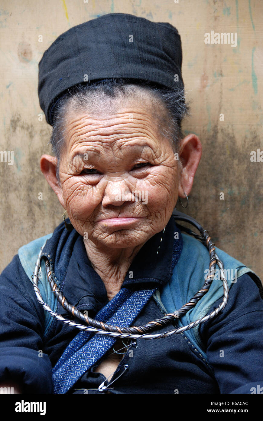 Hmong Großmutter - aus Bergvölker von Sapa, Vietnam Stockfoto
