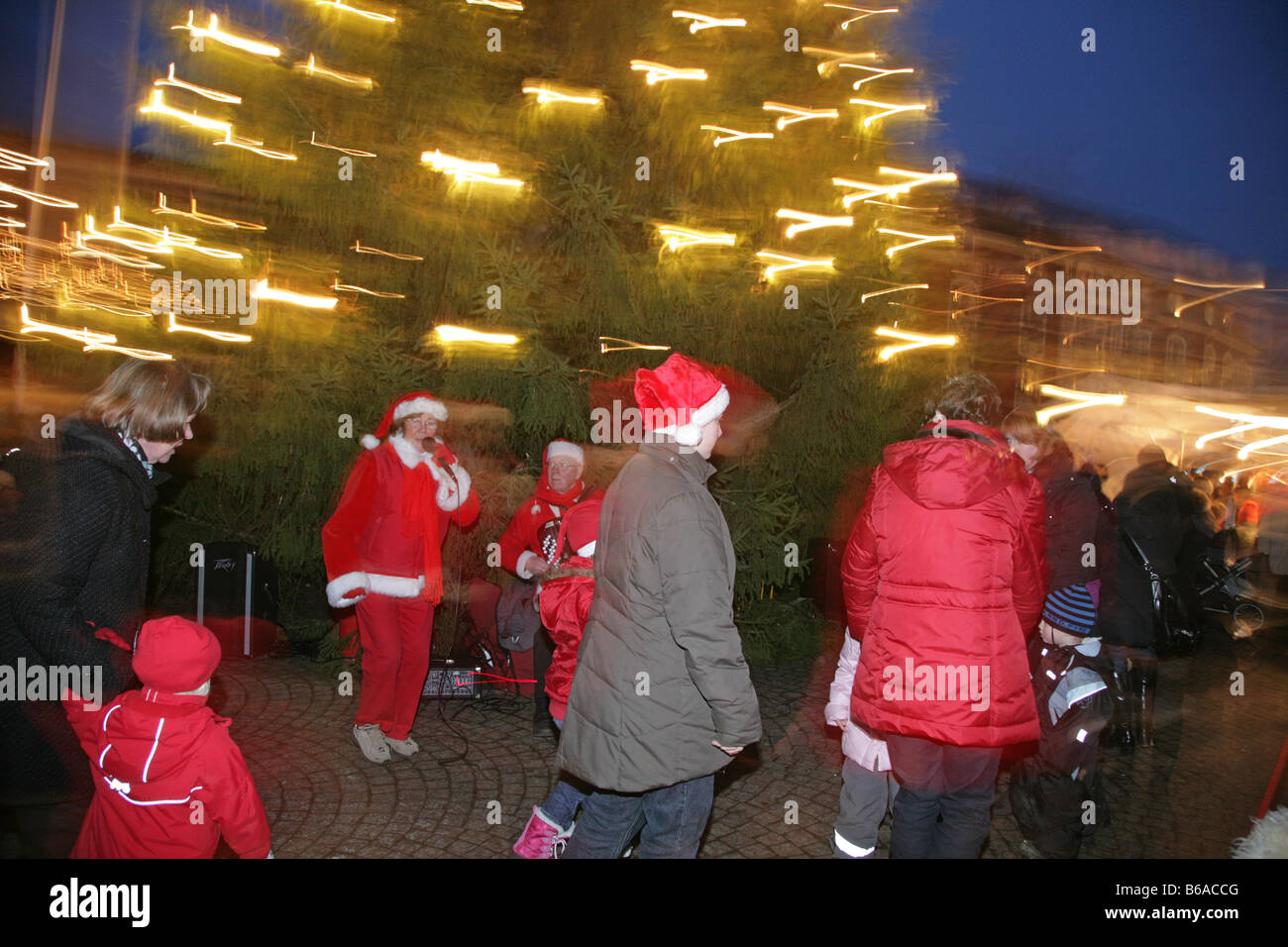 Christmas fair glücklich schwedischen traditionellen Tanz um den Weihnachtsbaum Stockfoto
