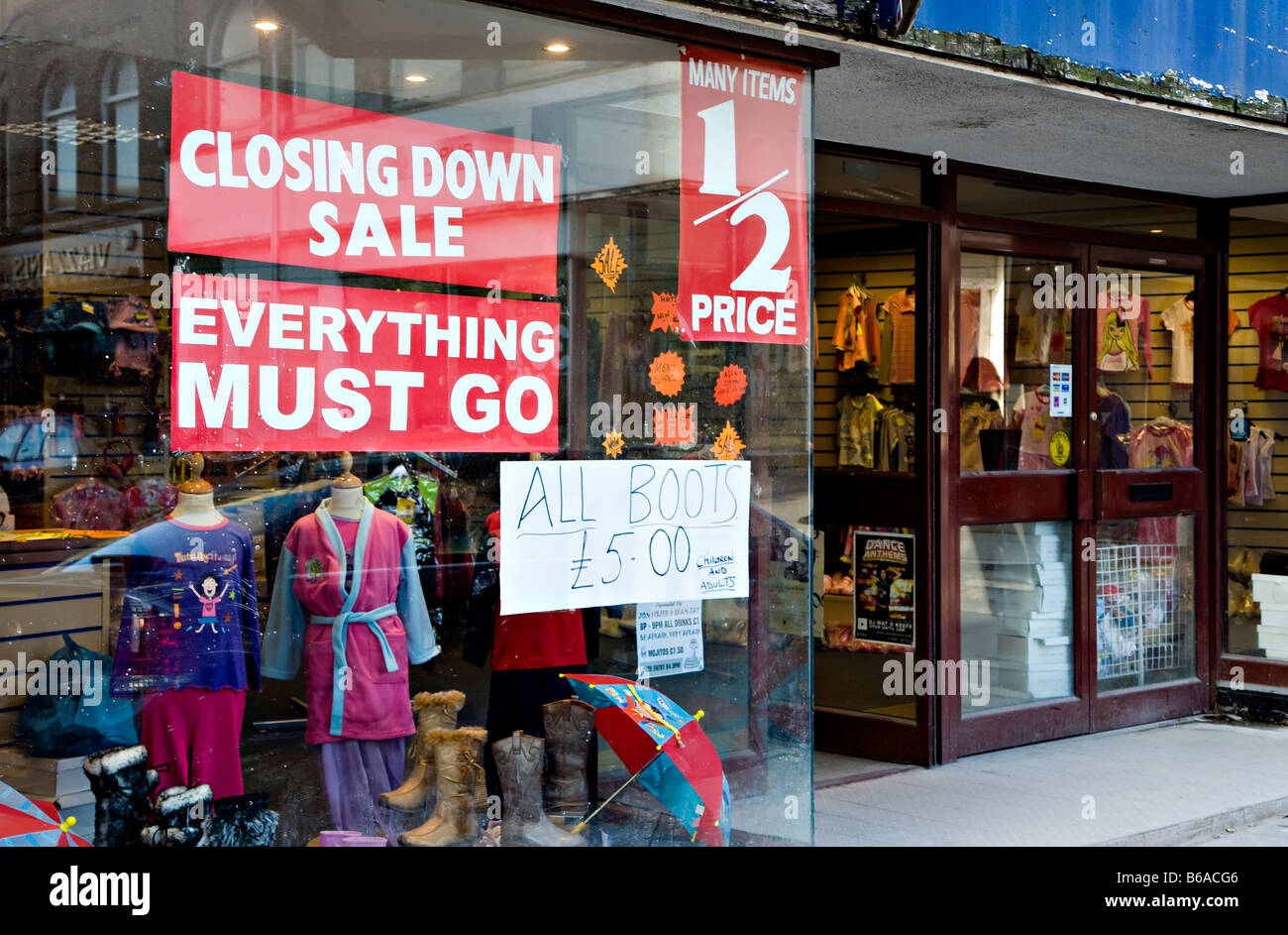 Schließen Sie alles müssen halbe Preis Verkauf im Schaufenster Merthyr Tydfil Wales UK unterzeichnet gehen Stockfoto