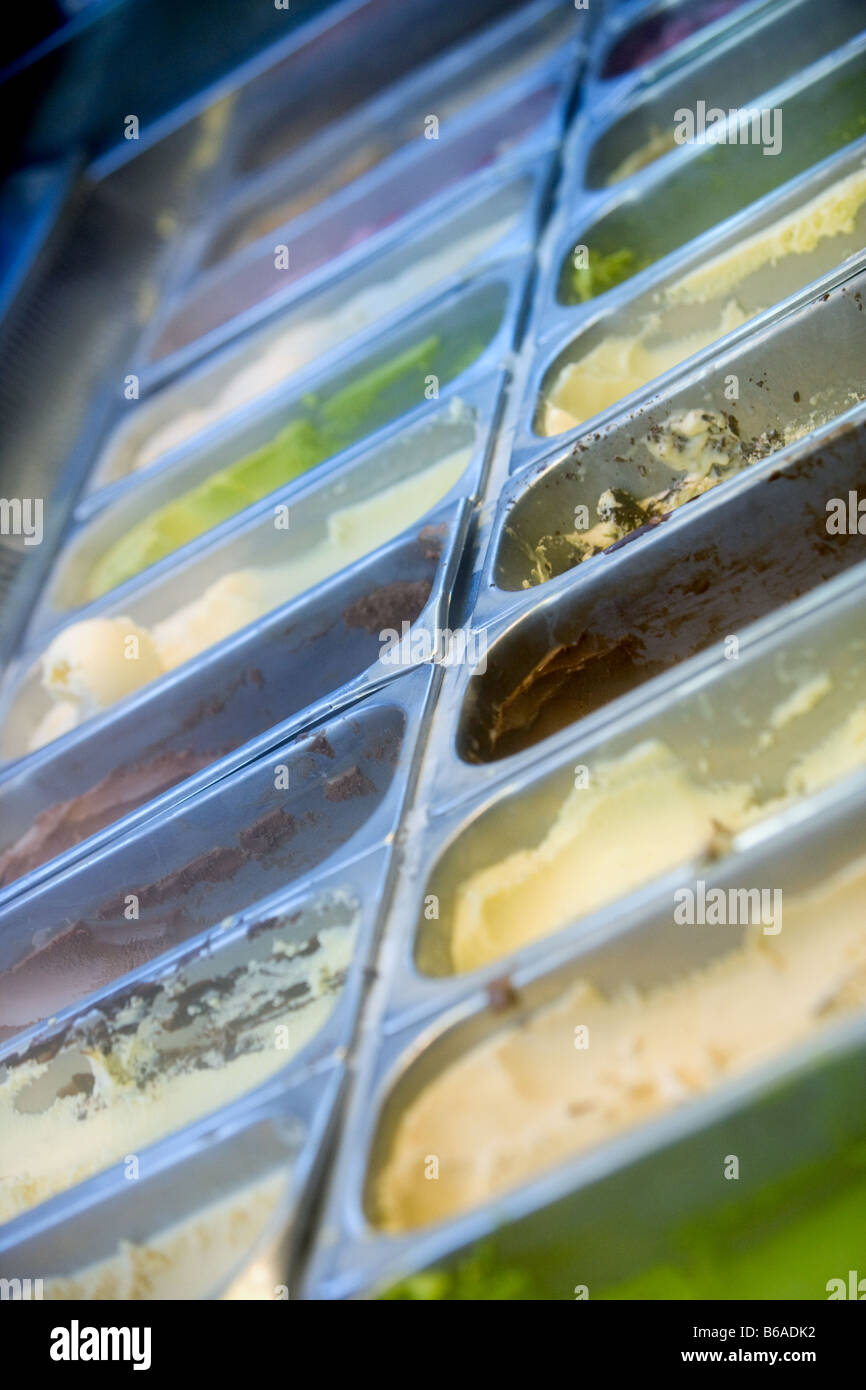 Gemischte Eis und Eis in Schalen in einer Eisdiele. Stockfoto