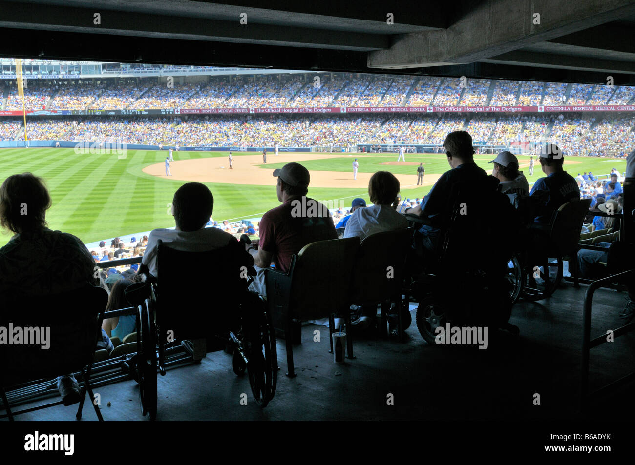 Besonderen Abschnitt im Los Angeles Dodger Stadium, Rollstuhl gebunden Zuschauer Stockfoto