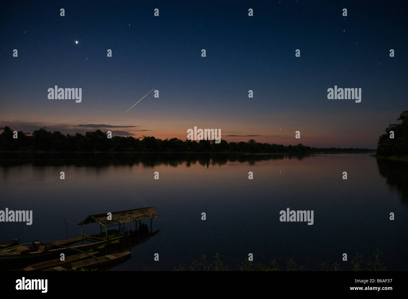 Lago El Dorado, Pacaya Samiria Nationalreservat nachts mit Shooting star Stockfoto