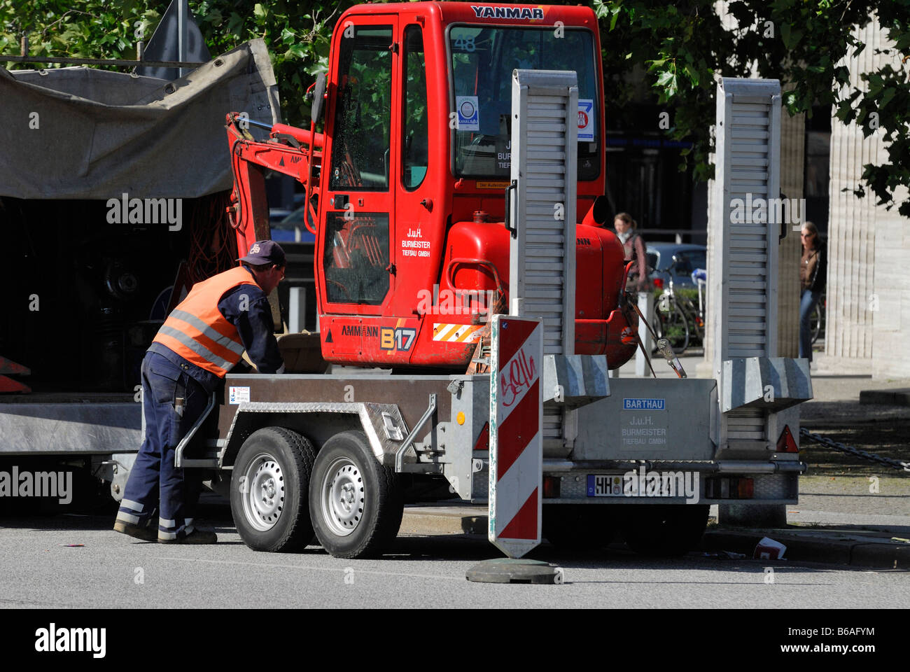 Mini-Traktor auf dem Anhänger Stockfoto