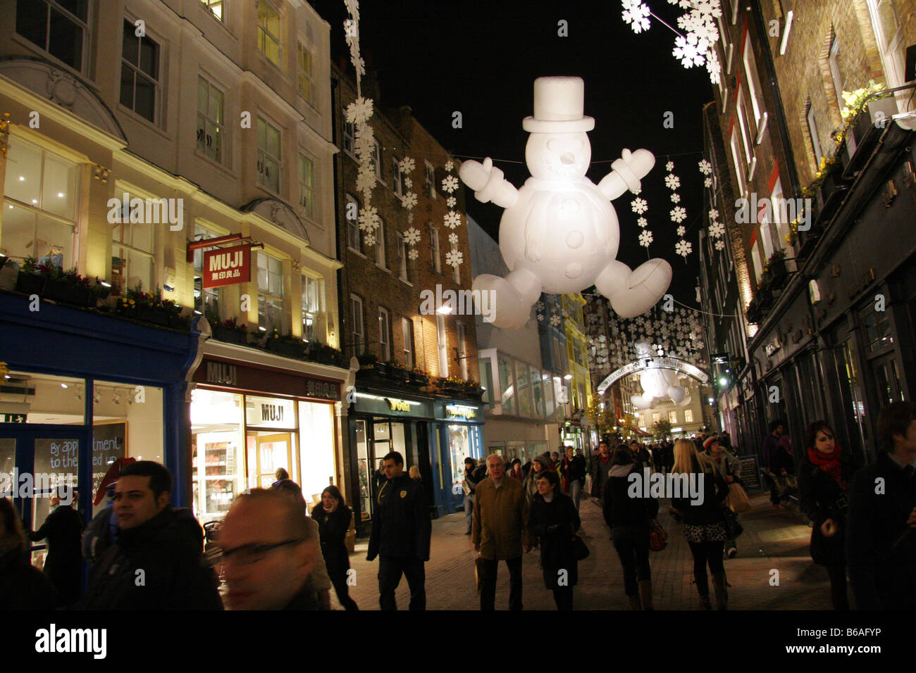 Riesige inflattable Schneemann und Chritsmas Lichter im Carnaby Street London UK Stockfoto