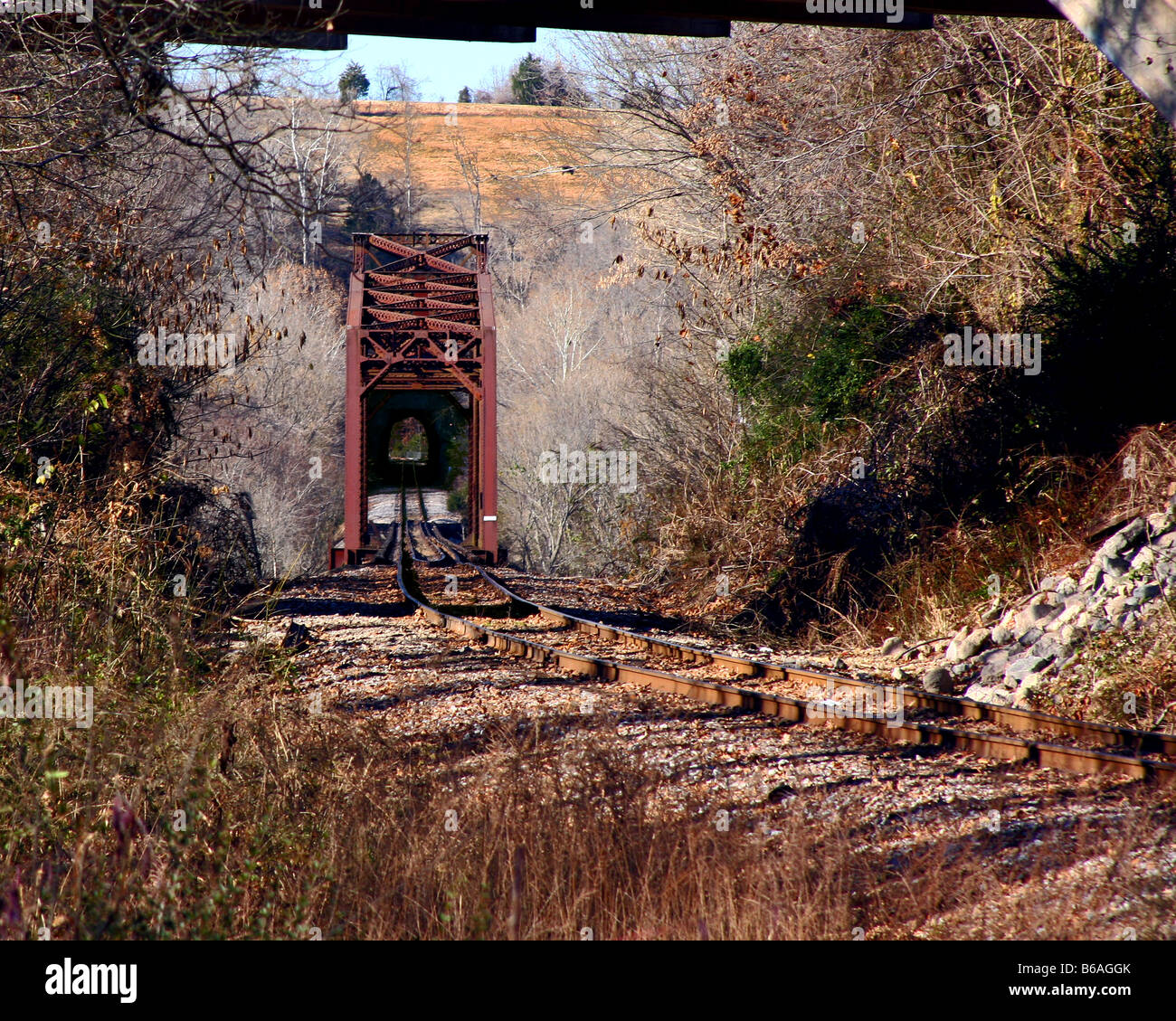 Bahntunnel durch Berg Stockfoto