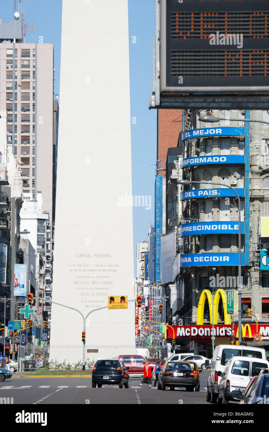 Der Obelisk im Herzen von Buenos Aires, mit einem McDonalds-Restaurant im Vordergrund Stockfoto