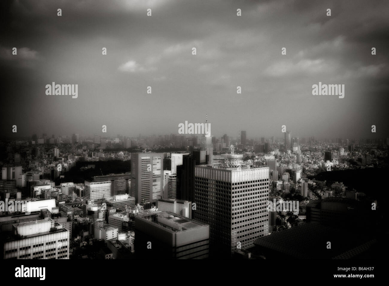 Panoramablick auf Shinjuku Wolkenkratzerviertel von Tokyo City Hall Aussichtsplattform. Shinjuku. Tokyo. Japan Stockfoto