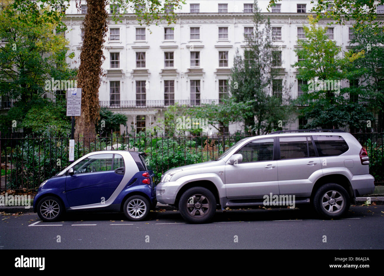 Kreative Parken in London. Smart Auto und einem 4 x 4 nebeneinander Stockfoto