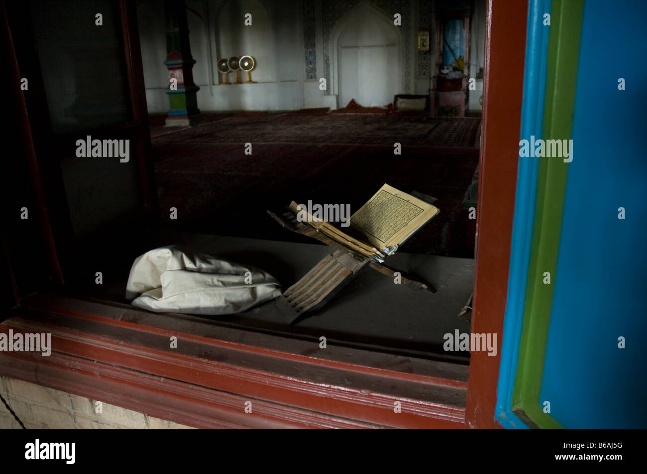 Koran auf einem Lesepult in einer Moschee in Kuqa China Stockfoto